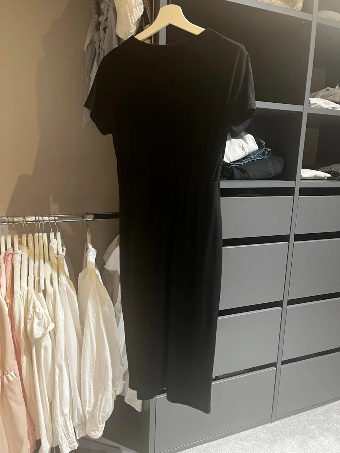 Svart långklänning med knappar - 1