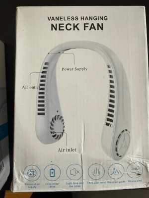 Vaneless hängande nackfläkt - Bladlös nackfläkt - vit (150 kr/st) Praktisk och modern bladlös nackfläkt som du enkelt bär runt halsen - perfekt för varma dagar! Fläkten ger en jämn och behaglig luftström utan synliga blad, vilket gör den både säker och tyst. Detaljer: • Bladlös design - säker och bekväm Luftutsläpp längs sidorna Luftintag i ändarna • Inbyggt batteri (laddningsbar) Flera hastighetslägen • Låg ljudnivå Perfekt för promenader, jobb, resor eller träning när du vill hålla dig sval. * Pris: 150 kr/st Antal: 7 styc