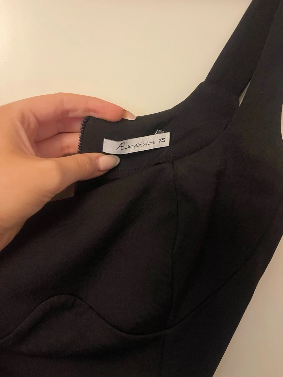 Svart klänning med volang - 1