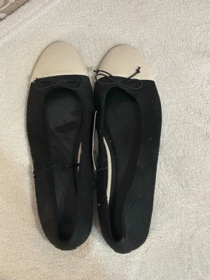 Ballerinaskor - Helt nya ballerina skor från H&M. Lappen råkades dra av när jag provade de tyvärr!! Men de är helt och hållet nya. Säljer för att de var för stora💕