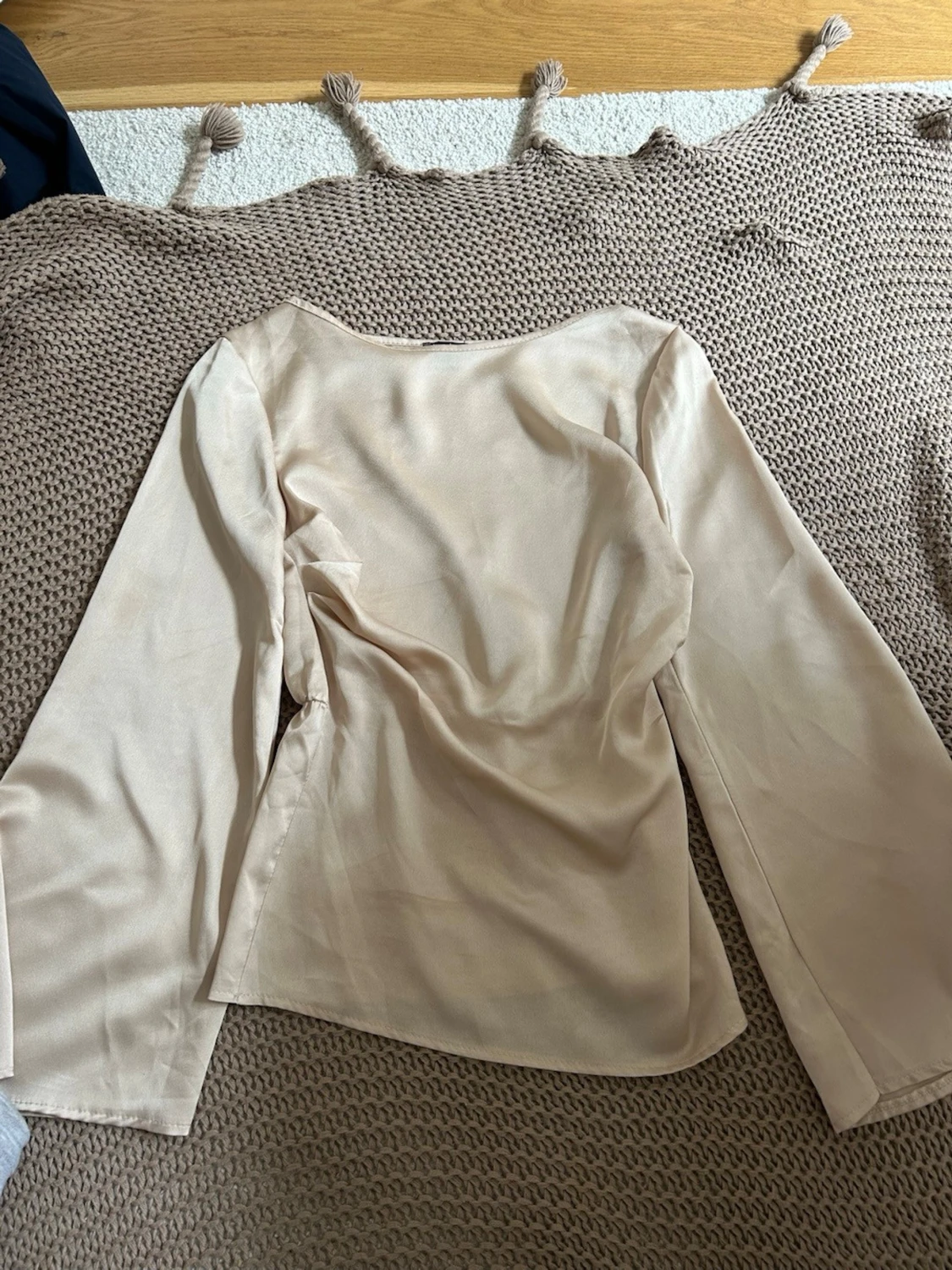 Beige satinblus med vida ärmar - ny - 1
