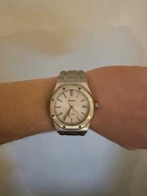 Seiko mod royal oak - Stilren klocka i silver med länkarmband och fyrkantigt mönstrad urtavla. Klockan har en rund boett med markerade skruvar och tydliga indexmarkeringar. Perfekt accessoar för dig som gillar klassisk och modern design.