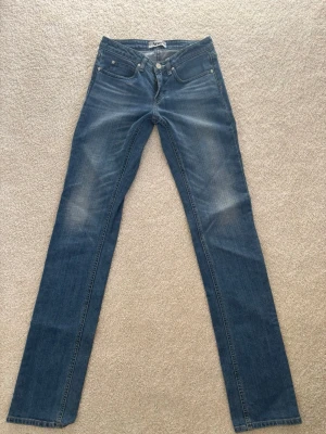 Acne jeans - Ett par raka blå jeans från Acne i storlek W27 L34. Jättefint skick, ser som nya ut.