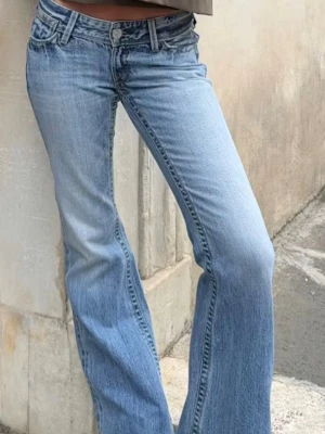 Ljusblå low waist jeans - Säljer ett par ljusblå bootcut low waist jeans från Gina Tricot! Har bara använt dem två gånger så de är nästan som nya💕😇säljer då de inte kommer till användning. Bilderna är från hemsidan men skriv om ni vill ha fler!!