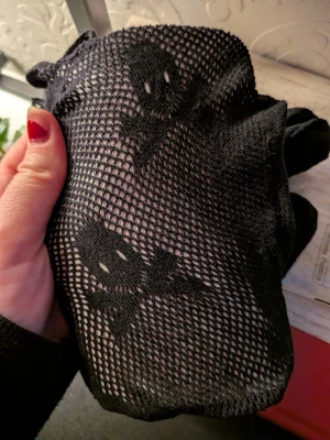 Nätstrumpbyxor - Oanvända nätstrumpbyxor med dödskallar på.