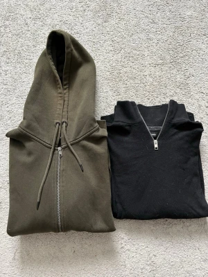 Paketpris, olivgrön hoodie med dragkedja - Säljer en olivgrön hoodie med dragkedja framtill och justerbar huva. Hoodien har en klassisk passform och är tillverkad i mjukt sweatshirtmaterial. Perfekt för en avslappnad och stilren look.