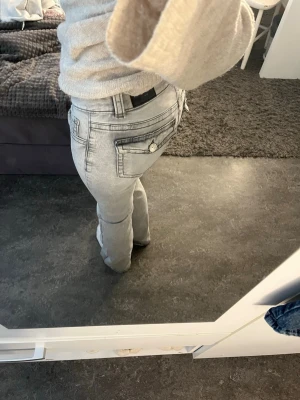 Ljusgrå bootcut jeans från Gina  - Säljer ett par jättefina bootcut jeans från Gina i storlek 34 nästan aldrig använda. Två fickor bak på byxorna med knappar! Skriv för mer frågor💕💕 