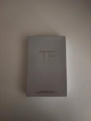Tom Ford Private Blend parfymset - Exklusivt parfymset från Tom Ford Private Blend med fem olika Eau de Parfum-prover i eleganta glasflaskor. Setet kommer i en stilren, ljusgrå ask med TF-logga och svarta lock på flaskorna. Perfekt för dig som vill testa flera lyxiga dofter. Dofterna som följer med är oud wood, fucking fabulous, soleil blanc, lost cherry, tobacco vanille. 2 ml varje flaska. Knappt använda!