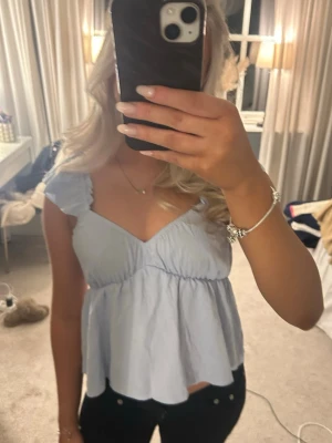 Ljusblå volang topp - Säljer denna söta ljusblåa topp med volangdetaljer för att den tyvärr inte kommer till användning!