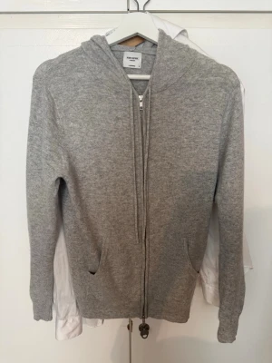 John Henric Hoodie  - Grå hoodie från John Henric  100% kashmir  Använd 2 gånger, i nyskick Aldrig tvättad  Nypris: 2999 kr