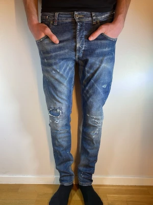 Dondup jeans - Dondup jeans! Trendigaste jeansen på marknaden! Storlek 34, osäker på passform fråga om mått☺️ Ny pris=4000kr Säljs för 1099. (Modellen har original slitningar från fabrik vilket är väldigt eftertraktat och populärt)