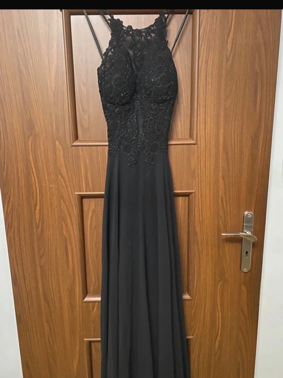 Svart långklänning med spetsdetaljer - 2