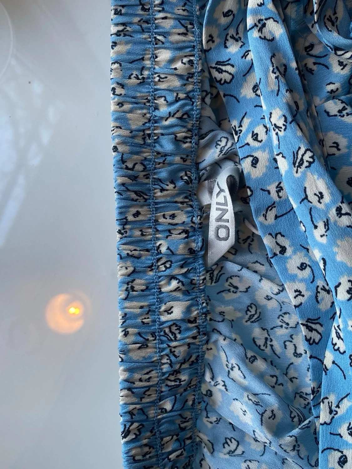 Blommig blå omlottkjol med volang - 2