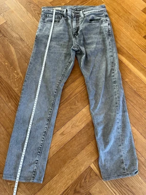 Levi’s gråa jeans  - Säljer ett par gråa Levi’s 502 i storlek W28 L30. 