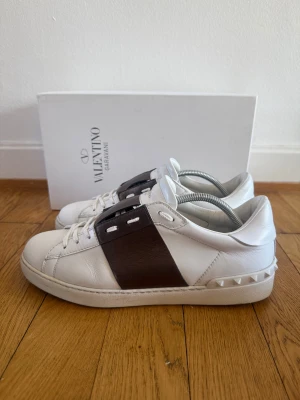 Valentino open sneakers  - Säljer nu dessa fina valentino skor | Super fint skick | Storlek 44 | Kommer med box och äkthetsbevis 