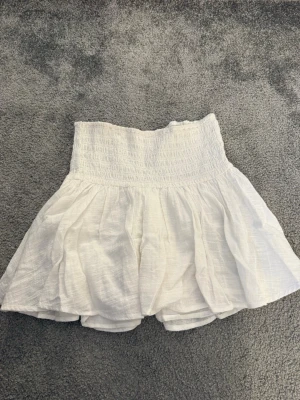 Mini kjol  - Super fin mini kjol från Nelly. Perfekt nu till sommarn. Kjolen säljs inte mer och har aldrig använts🤍