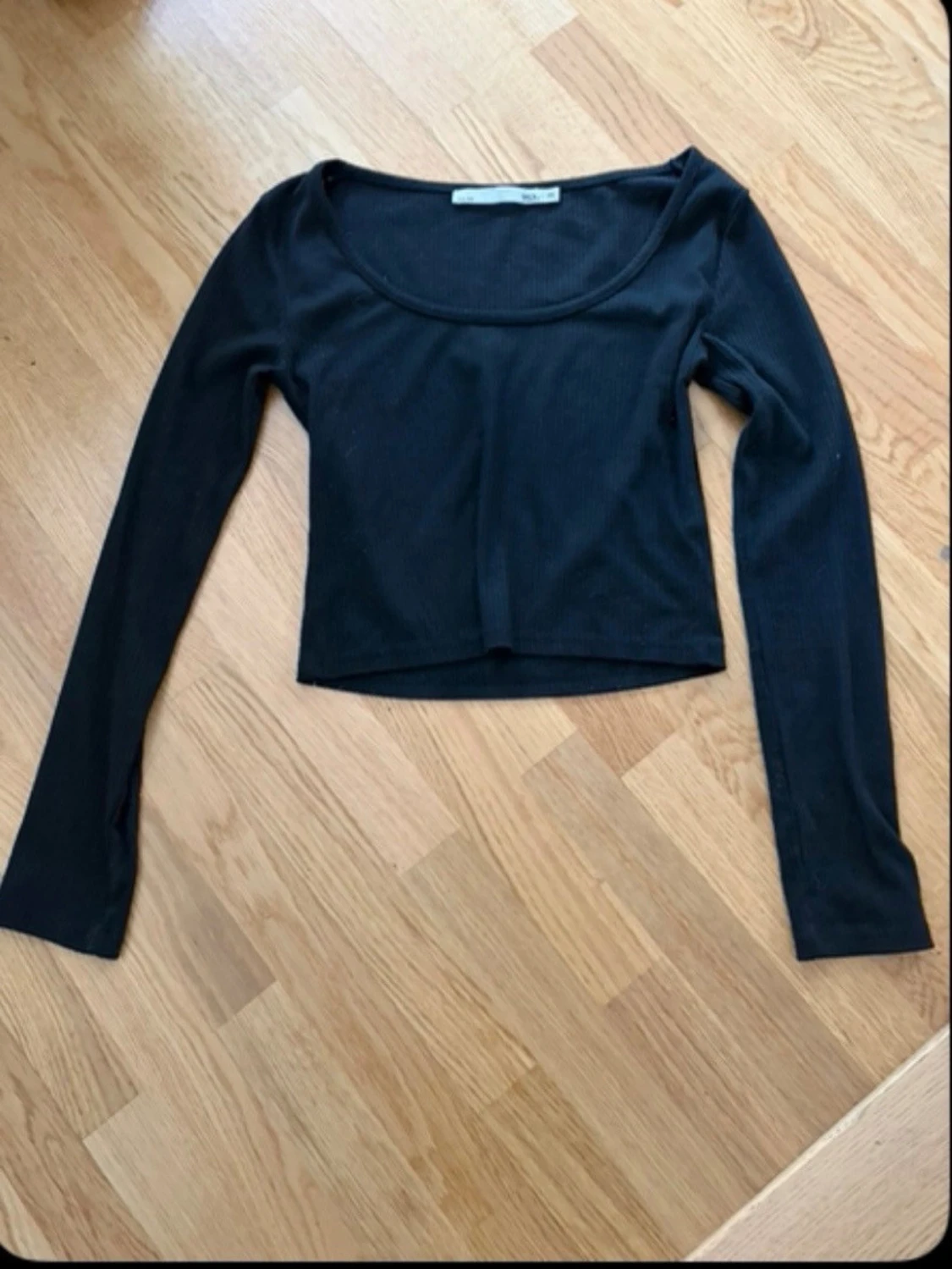 Svart långärmad croppad topp