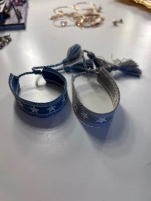 Armband - Säljer dessa två fina justerbara armbanden