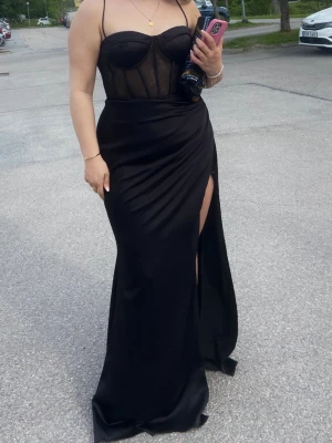 Balklänning/Svart långklänning med slits - Säljer min balklänning, använt den 2 gånger: balen 2025 och på ett bröllop. Storlek M 42💗påsen följer med. Köpte på dressroom linné för 5500:-, säljer för 2500:-