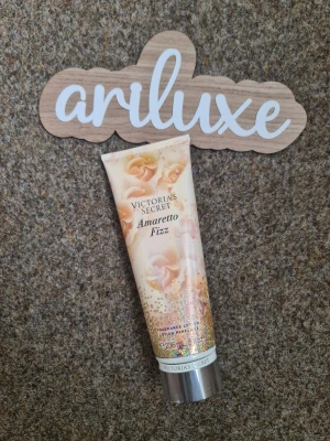 Victoria's Secret Amaretto Fizz lotion - Fräsch och lyxig bodylotion från Victoria's Secret i doften Amaretto Fizz. Tuben är dekorerad i guld, beige och persikotoner med blommigt mönster. Innehåller 236 ml och har doft av mandel, apelsinblom. Helt ny och oanvänd 
