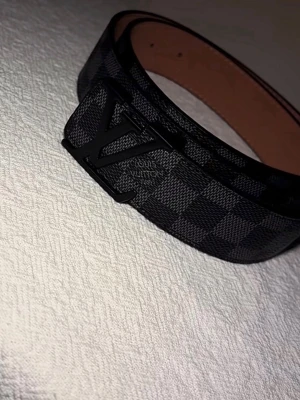 L-V bälte  - Stilrent bälte – helt nytt  Säljer ett snyggt och stilrent bälte i klassiskt rutmönster med svart spänne. Bältet är helt nytt och oanvänt, i perfekt skick.  Passar lika bra till vardag som till mer uppklädda tillfällen – en tidlös accessoar som lyfter hela outfiten.