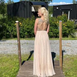 Balklänning  - Säljer nu min fina balklänning från Mascara London! Den är storlek 34/XS. Klänningen är i ett mycket fint skick och har endast använts två gånger! Skriv för fler bilder!💗