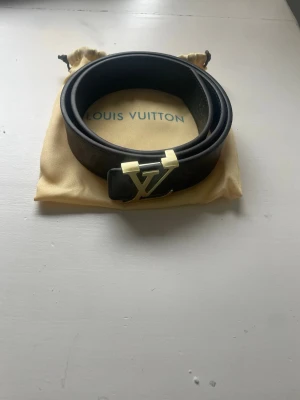 Brunt bälte - 📊Färg: Brunt                                                               📏Storlek: 90cm                                           ♻️Skick: 10/10, inga defekter                               🧵Material: Läder                                               Använda några gånger bara