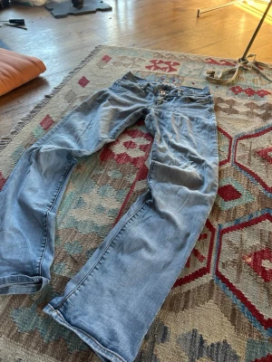 Ljusblå raka jeans från only - Ett par jättefina lågmidjade jeans från only som ja köpte på vinted men aldrig använde då de inte passade. Ett pyttelitet hål finns (se sista bilden)  Mått:  Rakt över midjan: 38cm Längd: 104cm Innerbenslängd: 81cm Skrev: 20cm 