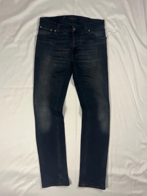 Nudie Jeans Thin Finn – Org. Black & Grey – W30/L32 – 10/10 - Färg: Svart/grå | Modell: Thin Finn | Storlek: W30/L32 | Skick: 10/10 | Slim fit jeans
