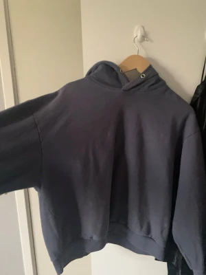 Oversized mörkblå hoodie - Säljer en oversized mörkblå hoodie med huva och breda ärmar. Hoodien har en enkel och clean design utan tryck eller logga, och är gjord i mjukt sweatshirtmaterial. Perfekt för en avslappnad och chill stil.