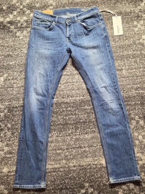 Dondup Jeans - Tienare! Salier ett par riktigt scyssta dondup jeans. Modellen är George. Skicket på jeansen är 9/10. Har du några frågor eller funderinga hör av dig // IC_RESELL