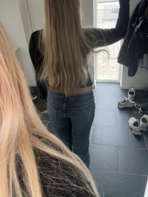 Blå flare jeans - Säljer ett par klassiska blå jeans med rak passform och mid-low midja.  och passar till det mesta. Storlek L men passar M perfekt (jag har M och de sitter inte löst alls)