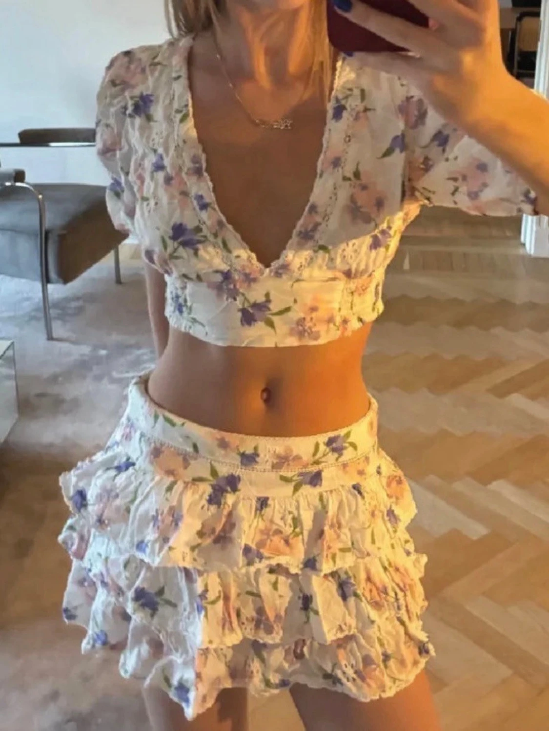 Blommigt set med volanger och puffärm