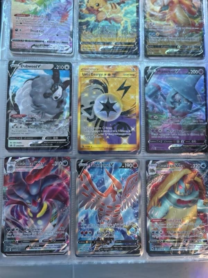 Pokémonkort samling V, GX & Trainer - Säljer en samling Pokémonkort med flera V, GX och Trainer-kort. Blandade motiv med färgstarka illustrationer och holografiska effekter. Korten är av plast och papp, och inkluderar både klassiska och nyare Pokémon. Perfekt för samlare eller fans av Pokémon. Säljer allt som en samling. Vet intervjuer mycket detta är värt ge mig bud!