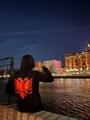 Albansk tröja  - Svart hoodie med en stor röd dubbelhövdad örn på ryggen, inspirerad av Albaniens flagga. Klassisk huva och lång ärm, perfekt för dig som vill sticka ut med en fet grafisk detalj på ryggen.