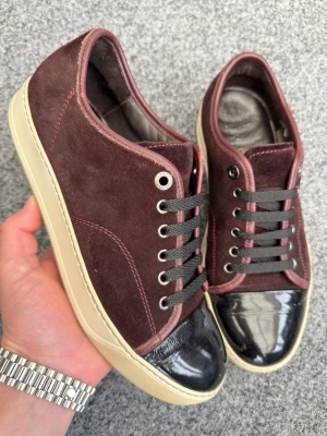 Lanvin uk6 vinröd - Säljer dessa sjukt feta vinröda lanvins. Riktigt fet och sällsynt färg! Perfekta sommarskor! Size uk6 som motsvarar 40-41! Innersula 27cm. Skick 8,5/10. Nypris 5000kr mitt pris 2199kr kan gå ner i pris vid snabb affär! Dustbag ingår! Hör av dig vid intresse 🤩