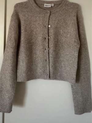 Fin kofta från Kappahl ! - Litet hål som syns på bild 4 men annars bra skick , den är beige men ser brun ut på bilden!