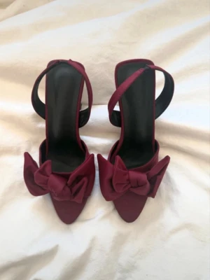 Klackskor med rosett - Vinröda klackskor strl 36 aldrig använt
