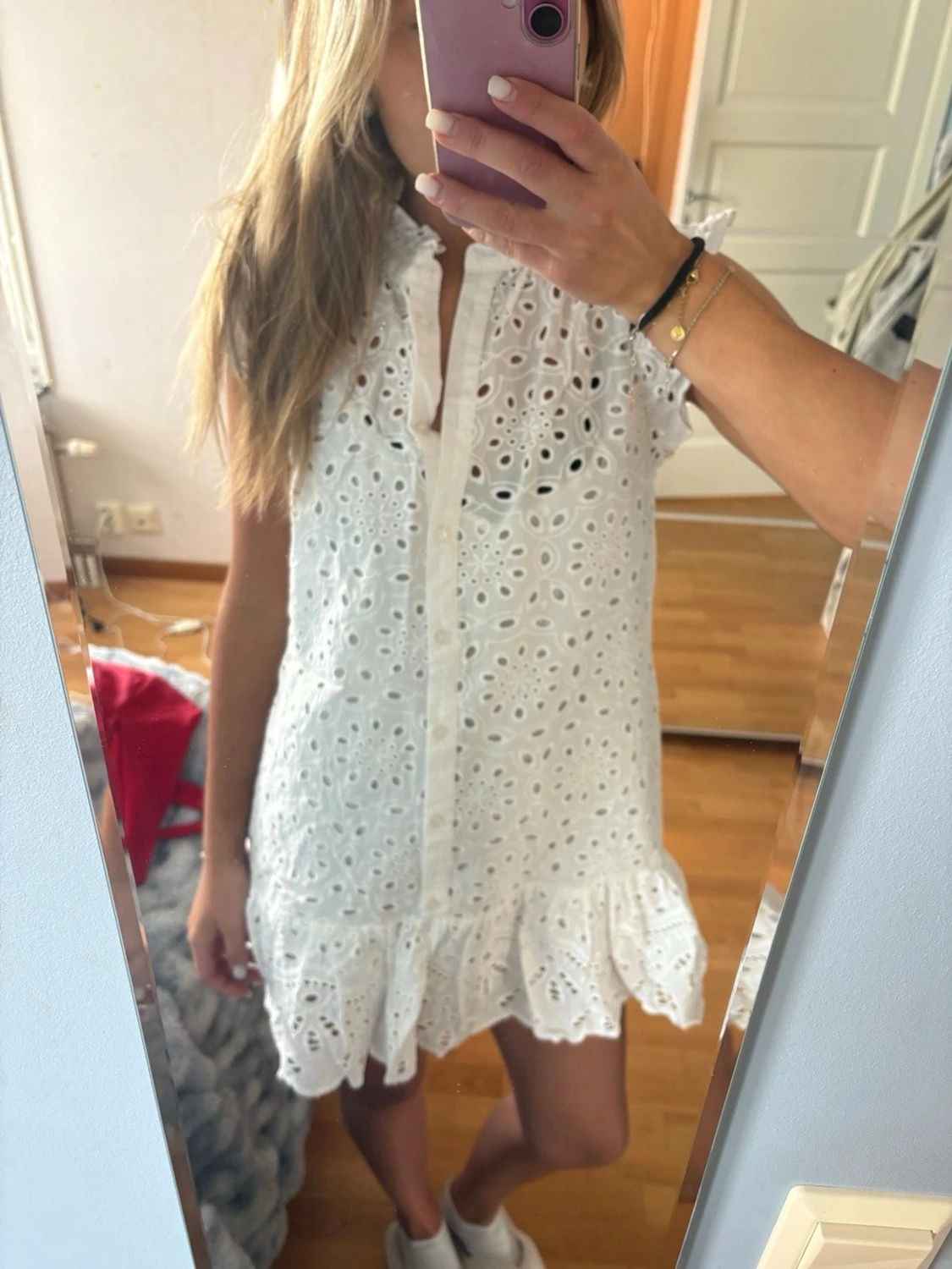 Vit broderad kort klänning med volang