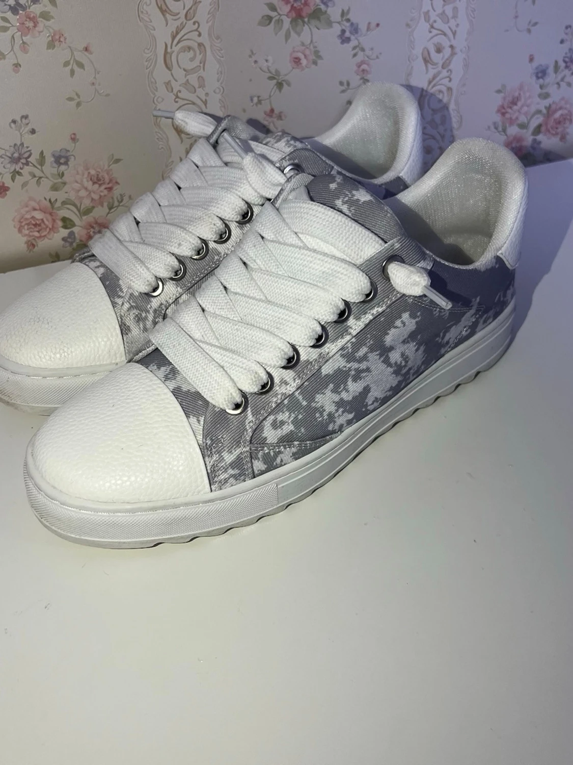 Gråvita sneakers från NUMERIS