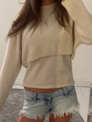 Stickad croppad tröja  - Såå fin tröja från mango!! Aldrig använd o den är i storlek M men den passar mer S