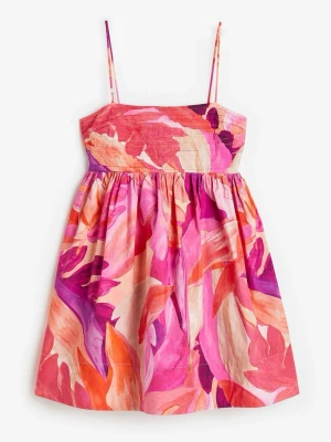 Söt kort sommarklänning 💖 - Söt kort populär klänning med tunna axelband och färgstarkt abstrakt mönster i rosa, orange, lila och vitt. Klänningen har en figurnära överdel och utställd kjol, perfekt för varma dagar. 