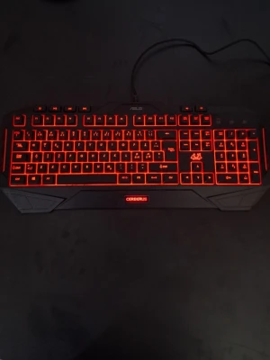 Asus tangentbord  - Asus gaming tangentbord, kan ändras mellan två färger på ljuset, mellan blått och rött