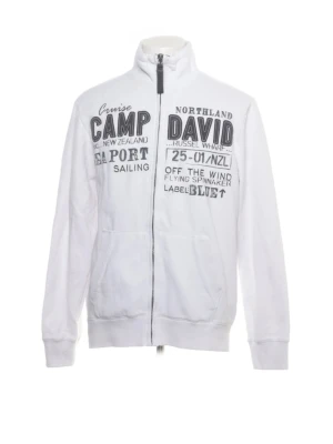 Vit hoodie med tryck från Camp David - Snygg vit hoodie från Camp David med svart och grått tryck på framsidan. Tröjan har dragkedja, höga muddar och två stora fickor fram. Materialet är mjukt och bekvämt, perfekt för en avslappnad look. Ståkrage istället för klassisk huva.