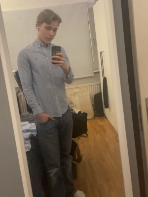 Ralph Lauren Skjorta  - Säljer nu denna ljusblå skjortan från Rhalp Lauren i prima skick. | Den är en sparsamt använd och i mycket gott skick. | Personen på bilden med den på är 170cm och väger 60kg. | Tveka inte på att höra av dig om du har några frågor eller om du vill ha flera bilder.