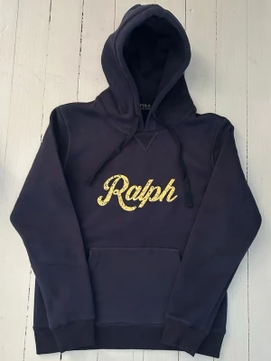 Ralph Lauren hoodie herr storlek S  - Hej! Säljer denna riktigt schyssta hoodie från Ralph Lauren. Den är i storlek M men sitter en storlek litet och passar därför som en S. Den är endast använd någon enstaka gång och är därmed i ett nyskick (om den ser fläckig/solblekt ut är det endast pga dåligt fotoljus).Original lappar och påse finns kvar och medföljer naturligtvis vid köp. Jag fraktar alltid snabbt! Mvh