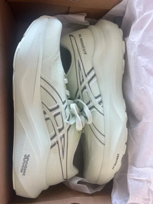 ASICS GT-2000 14 Whisper Green - Snygga ASICS GT-2000 14 löparskor i färgen Whisper Green/Monument Blue. Perfekta för löpning eller träning. Felköp i storlek, nästintill oanvända tagit några steg utanför dörren💞