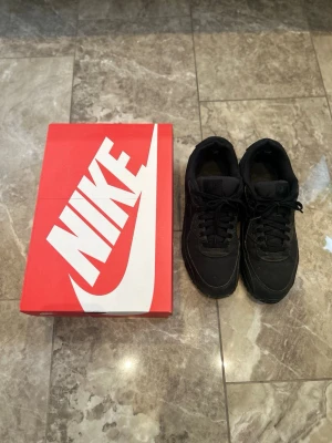 Nike Air Max sneakers - Snygga helsvarta Nike Air Max. Storlek EU45.5. Slitage vid hälen men inget som märks när man har på sig skorna. Skulle behövas tvättas lite om man vill få dom att se riktigt fräscha ut!