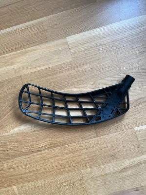 Exel E-fect innebandyblad  - Säljer nu ett svart Exel E-fect innebandyblad. Bladet är helt nytt och i PP plast. Bladet är right. Vid frågor eller funderingar är det bara att höra av sig. 