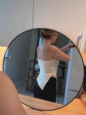 vit topp med slits - oanvänd bandeautopp med slits i storlek S🤍